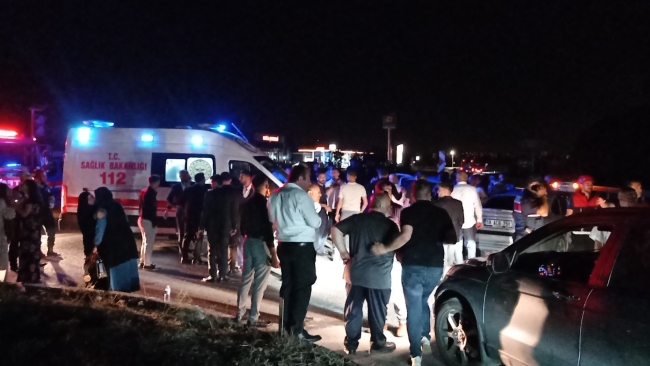 Düğün dönüşü feci kaza: Çok sayıda yaralı var