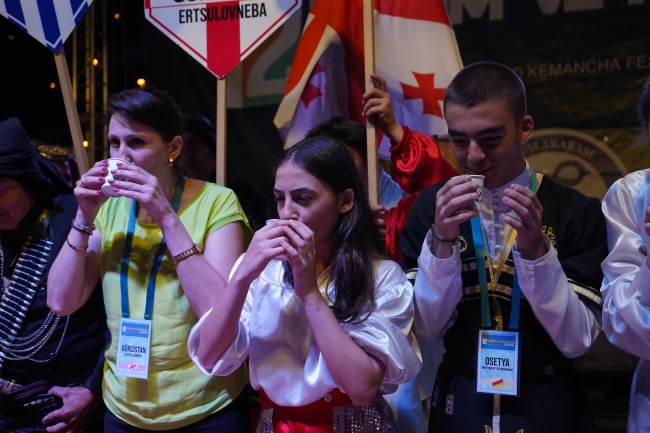 Dansçılar en hızlı çay içme yarışmasında ter döktü