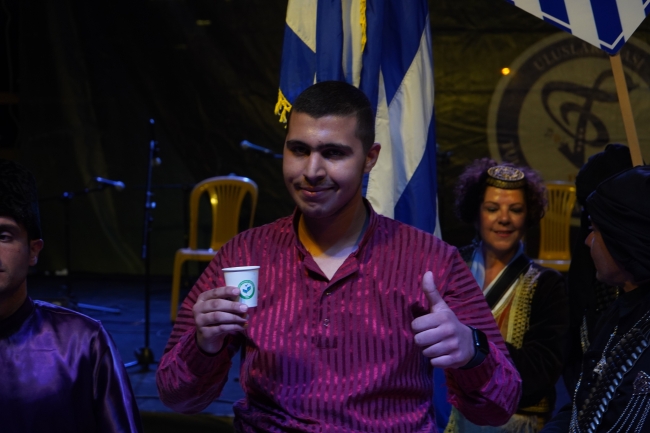 Dansçılar en hızlı çay içme yarışmasında ter döktü