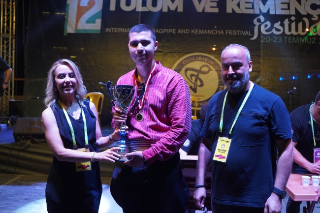 Dansçılar en hızlı çay içme yarışmasında ter döktü