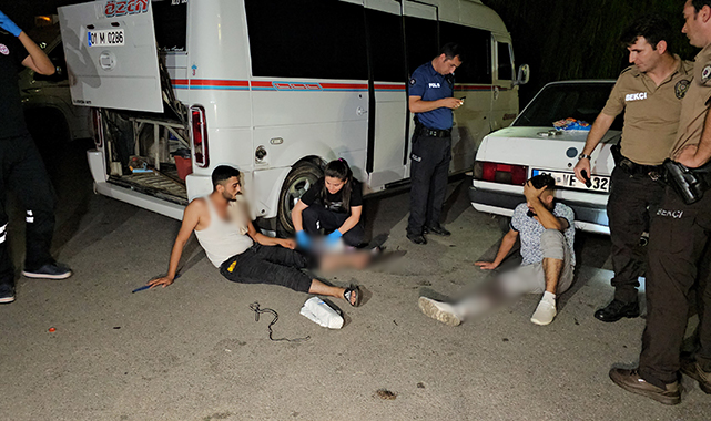 Parkta iki arkadaşa motosikletli saldırı