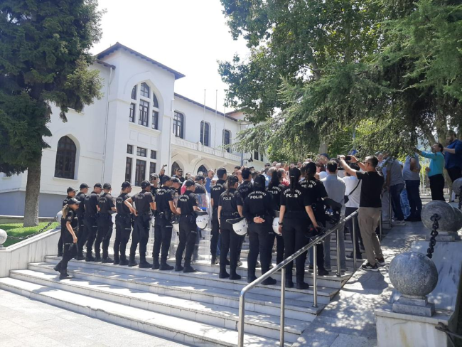 İYİ Parti Bursa'dan basın açıklamasının engellenmesine tepki