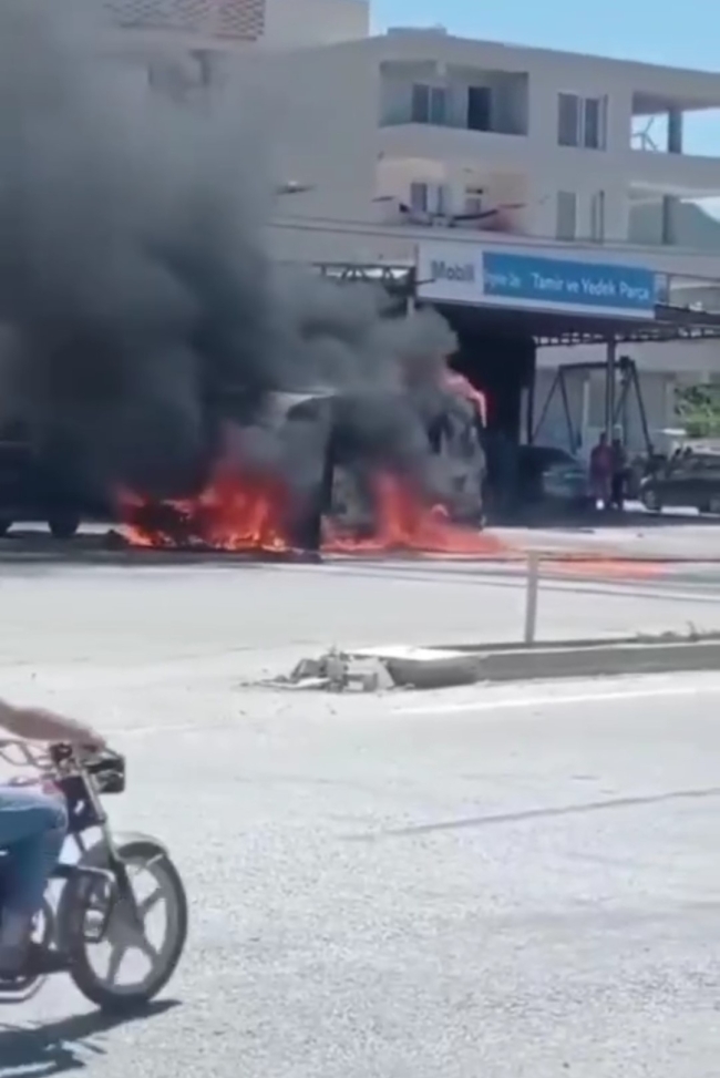 Samandağ'da araç yangını paniği