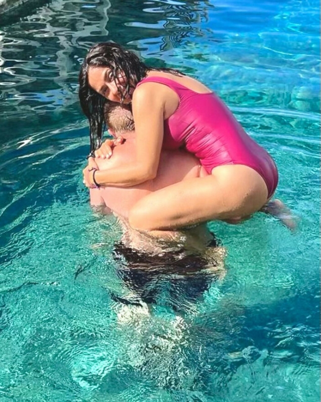 Salma Hayek eşiyle tatilde
