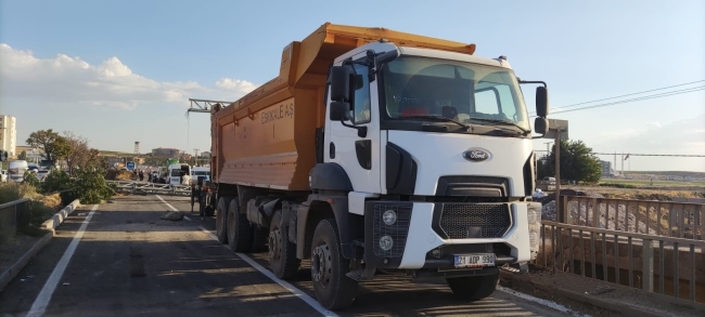 Diyarbakır’da damperi açık kamyon direği devirdi