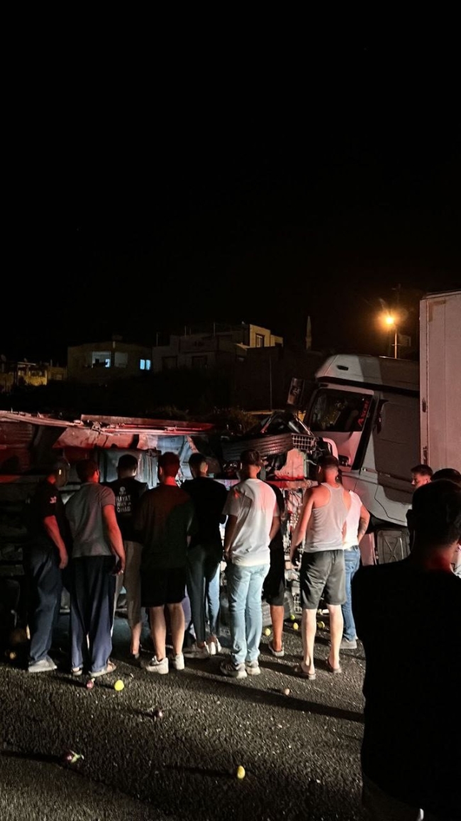 Sebze ve meyve yüklü kamyonetle TIR çarpıştı