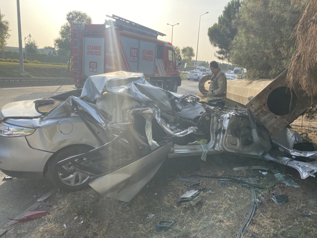 Direğe çarpan otomobil hurdaya döndü