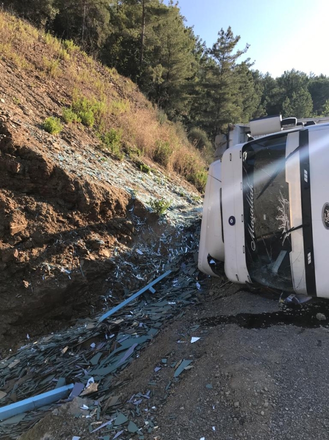 Gazipaşa’da cam yüklü kamyon devrildi