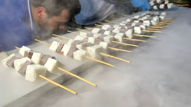 Kavurucu sıcaklara yeni icat! 'Dondurma kebap'
