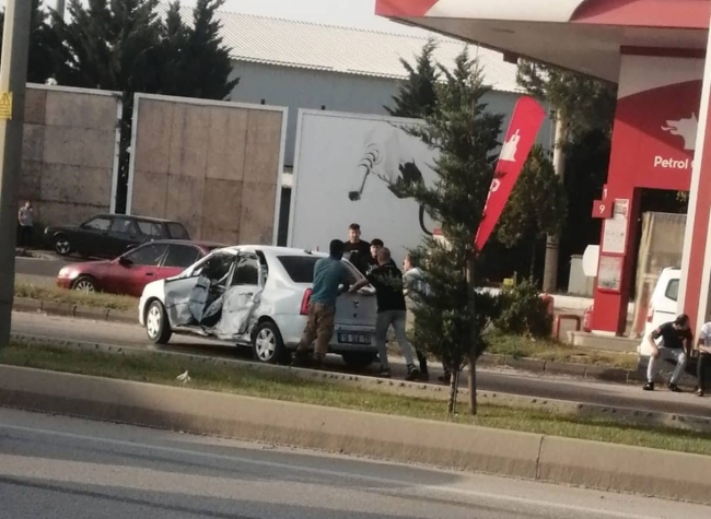 Bursa'da servis otobüsü ile otomobil çarpıştı