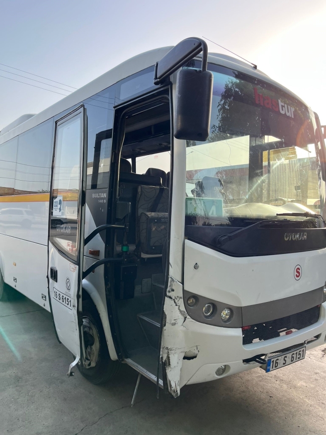 Bursa'da servis otobüsü ile otomobil çarpıştı