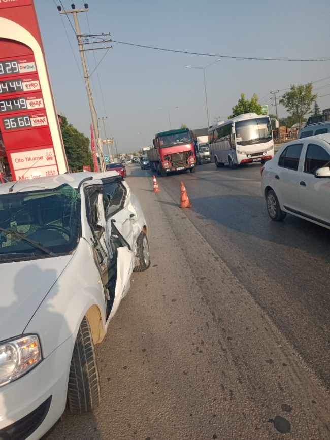 Bursa'da servis otobüsü ile otomobil çarpıştı