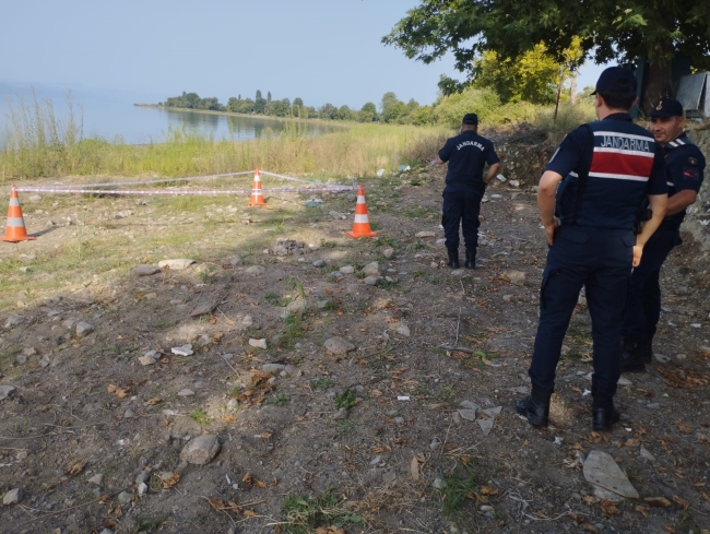Piknikçi aile İznik Gölü'nde el bombası buldu!