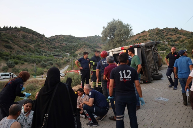 Manisa'da minibüs şarampole devrildi: 20 yaralı