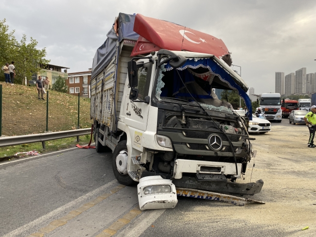 Bariyerlere çarpan kamyon devrildi!