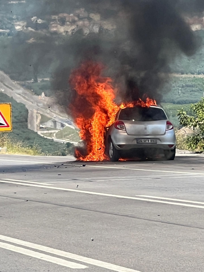 Bursa'da otomobil alev topuna döndü
