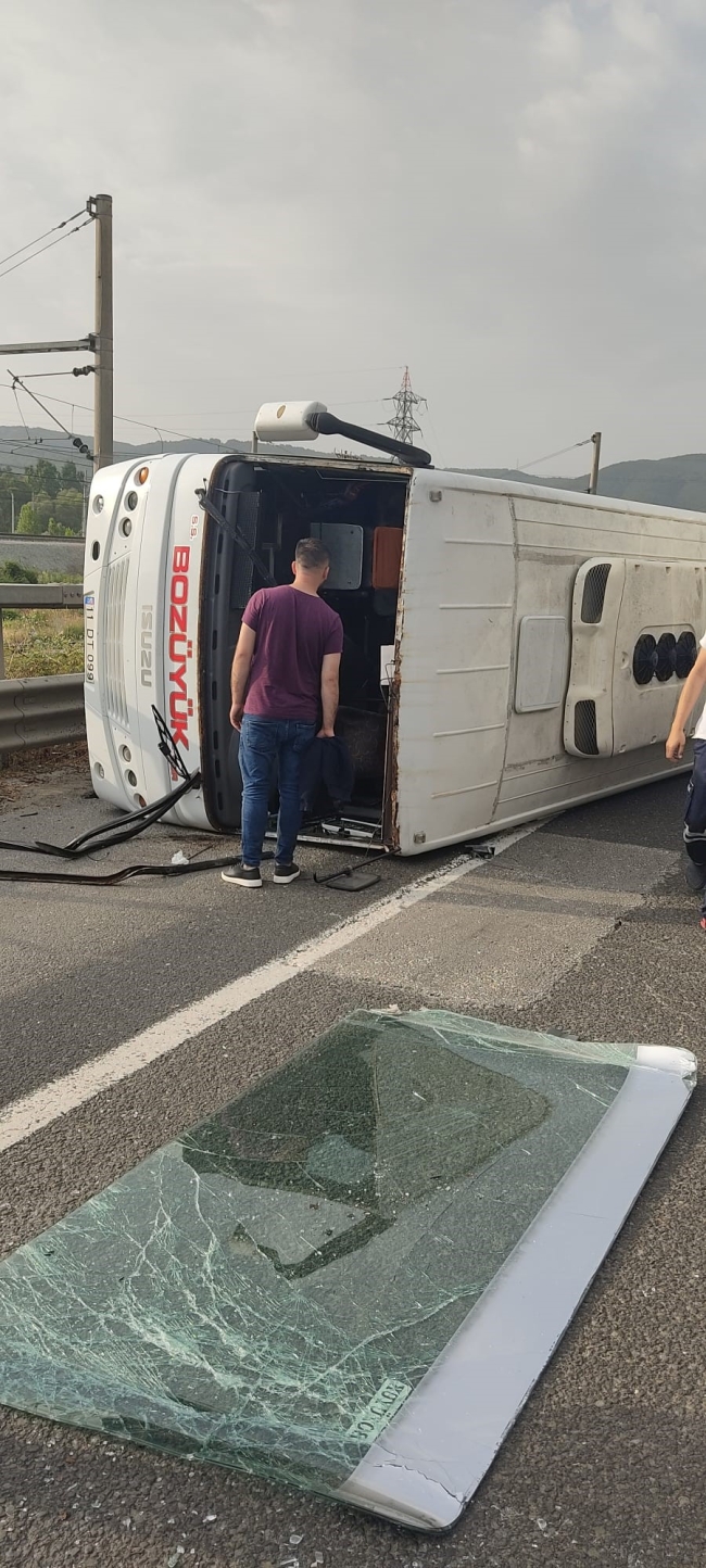 Otomobil işçi servisine çarptı: 11 yaralı