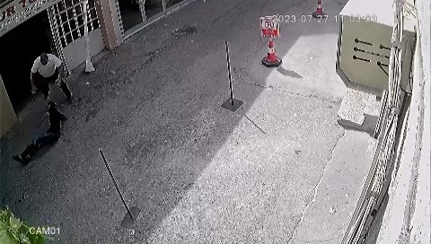 Bursa'da iş yeri sahibi sokağı ringe çevirdi