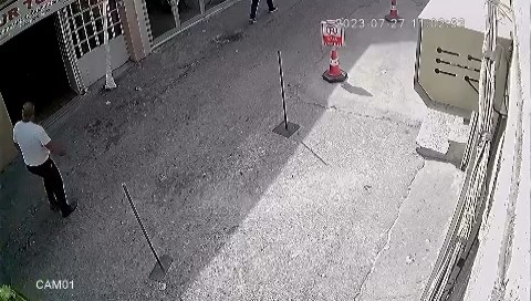 Bursa'da iş yeri sahibi sokağı ringe çevirdi