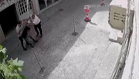 Bursa'da iş yeri sahibi sokağı ringe çevirdi