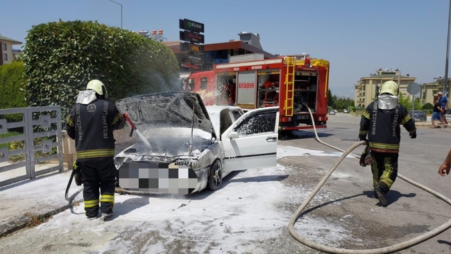 Park halindeki otomobilde yangın paniği