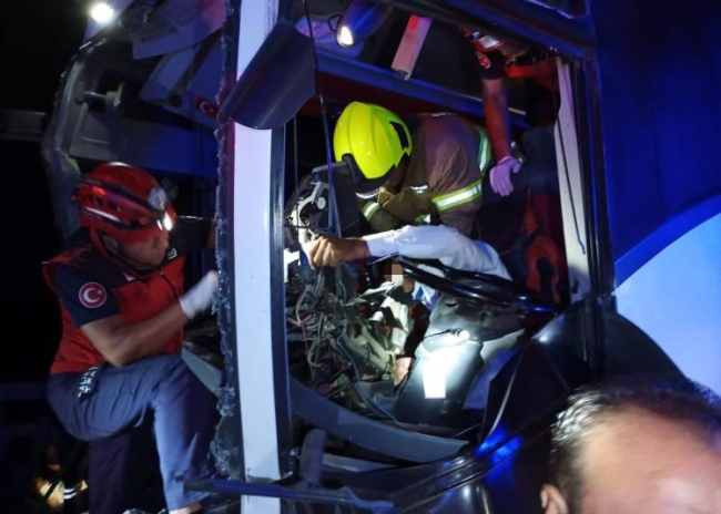 Balıkesir'de yolcu otobüsü kamyona çarptı: 44 yaralı