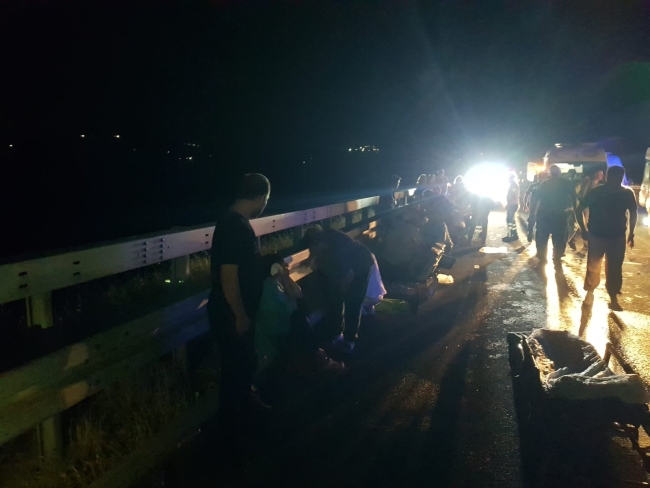 Balıkesir'de yolcu otobüsü kamyona çarptı: 44 yaralı