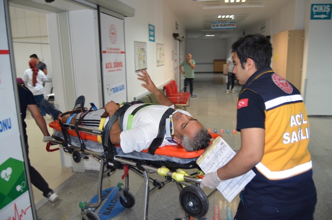 Aksaray'da minibüs otomobile çarptı: 7 yaralı