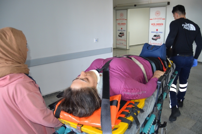 Aksaray'da minibüs otomobile çarptı: 7 yaralı