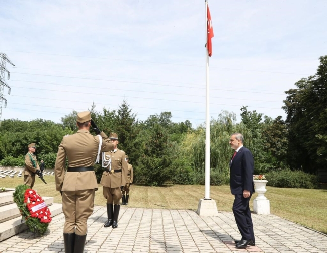 Bakan Fidan, Galiçya Cephesi Türk Şehitliği'ni ziyaret etti