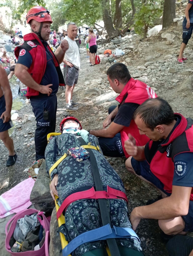 Kayalıktan düşen turist ölümden döndü