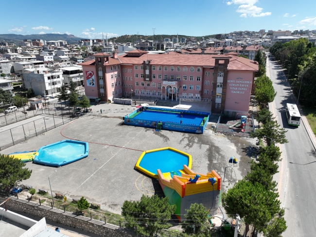 Bursa'da okul bahçeleri havuzlarla şenlendi
