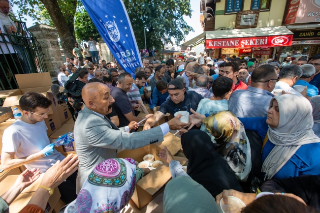 Bursa'da aşure kazanları birlik için kaynadı