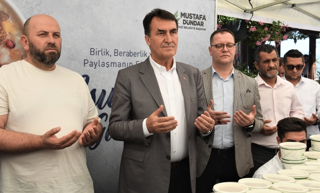 Başkan Dündar, vatandaşlara aşure ikram etti