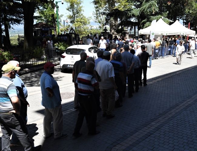 Başkan Dündar, vatandaşlara aşure ikram etti