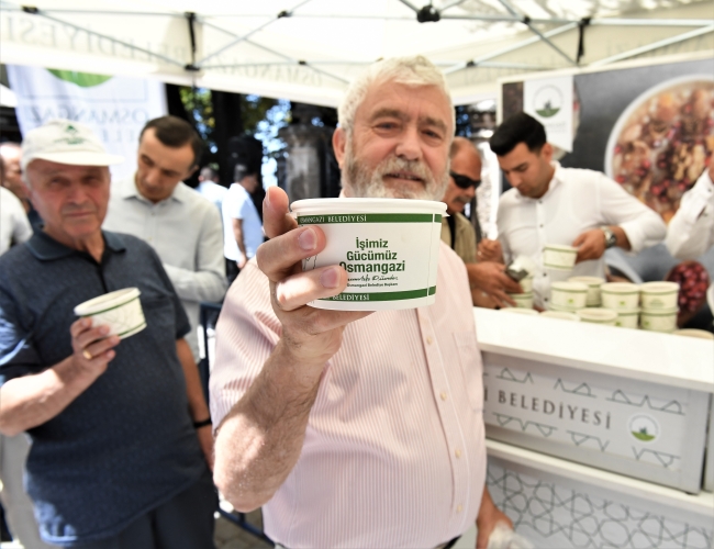 Başkan Dündar, vatandaşlara aşure ikram etti