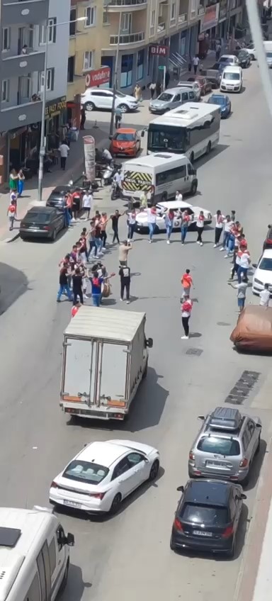 Bursa’da trafiği kilitleyen asker eğlencesi