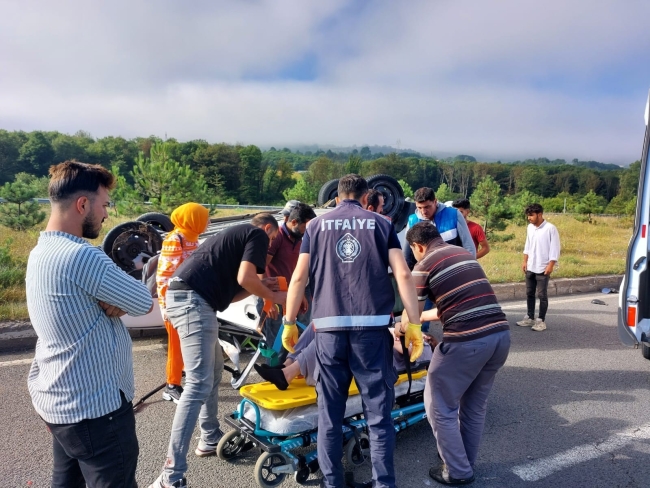 Düz yolda tepetaklak oldu: 5 yaralı