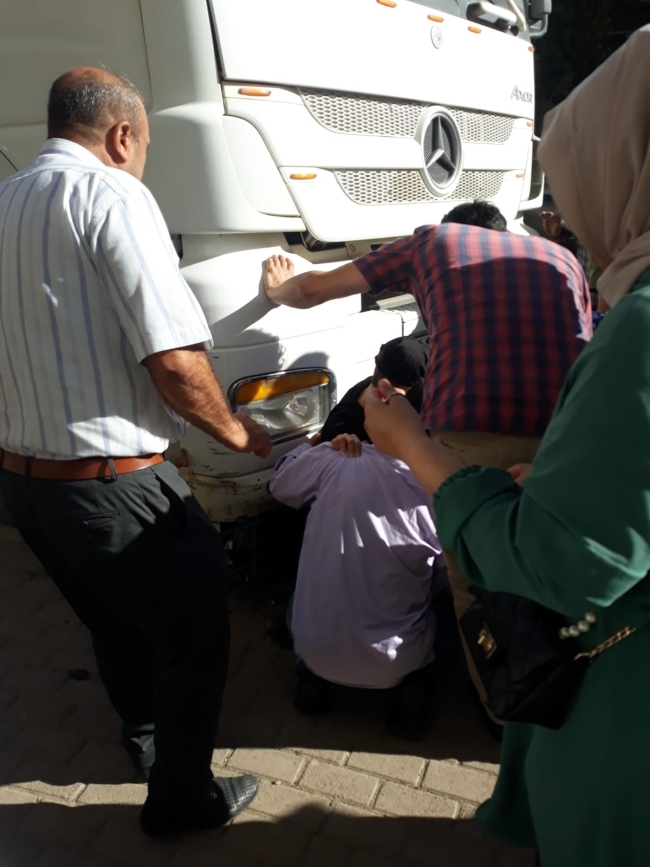 Kocaeli'de feci kaza! Kamyon baba ve çocuklarını ezdi