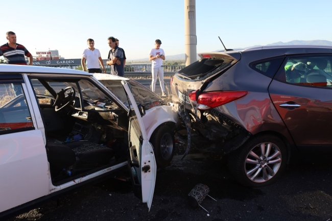 Manisa'da iki araç çarpıştı: 9 yaralı
