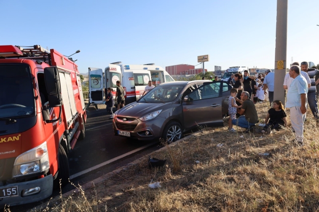 Manisa'da iki araç çarpıştı: 9 yaralı
