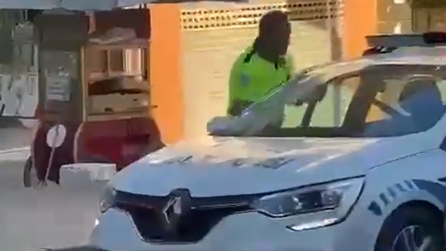 Kırıkkale'de trafik polisi Türk bayrağını çöpten kurtardı