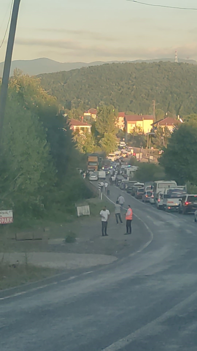 Zonguldak'ta iki araç kafa kafaya çarpıştı: 3 yaralı