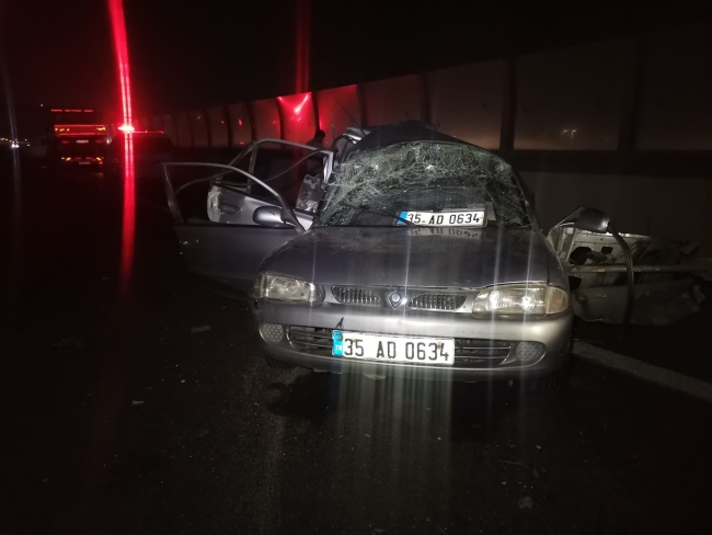 İzmir'de kamyonet otomobile arkadan çarptı