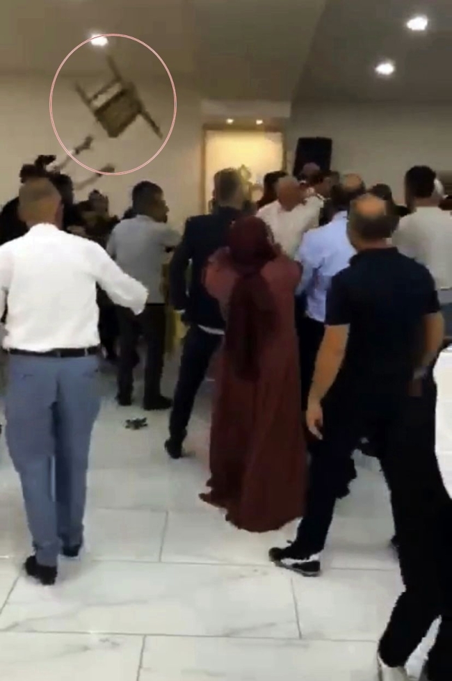 Düğün salonunda sandalyeler havada uçuştu!