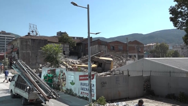 Bursa'da ekskavatör molozların arasında kaldı