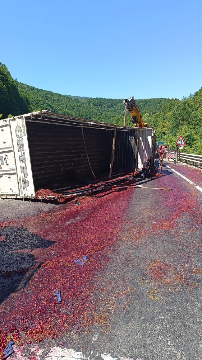 Bursa'da kiraz yüklü kamyonun devrilmesi trafiği kilitledi