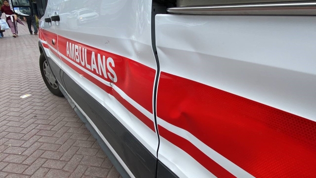 İzmit'te motosiklet ambulansa çarptı