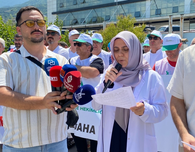 Bursa'da sağlık çalışanları iş bıraktı!