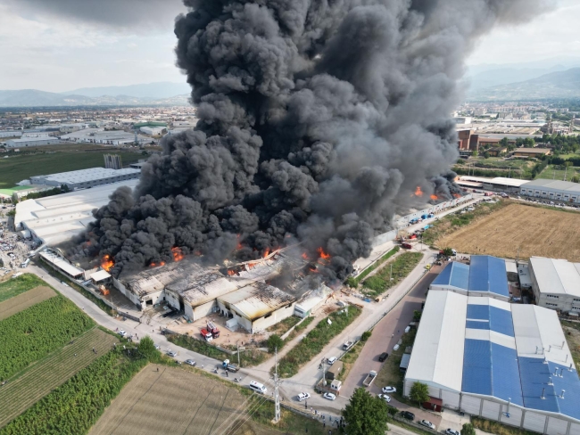 İnegöl'de korkutan yangın! 4 fabrikaya sıçradı